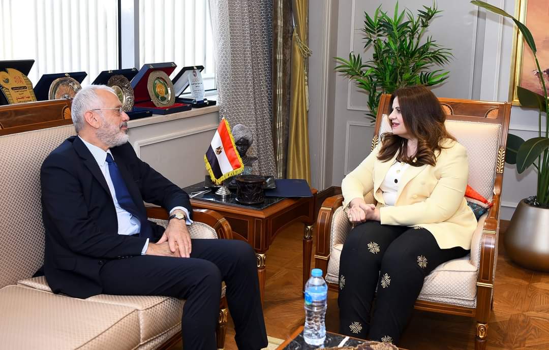 وزيرة الهجرة تبحث مع السفير اليونانى تعزيز التعاون 