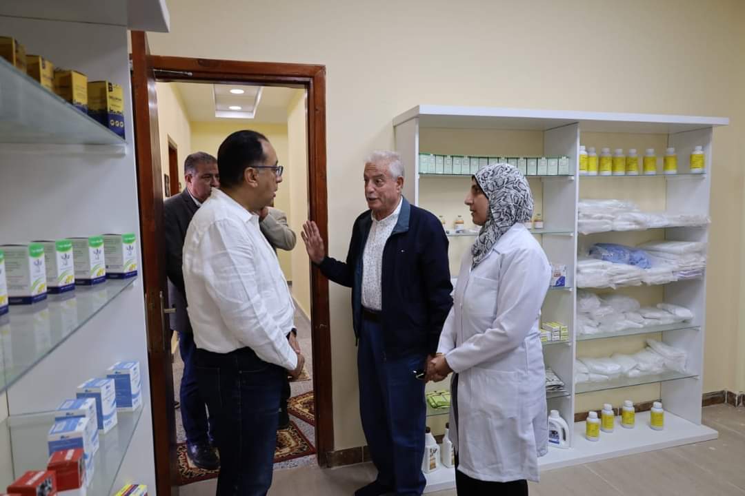 رئيس الوزراء يزور "واحة تجلى" ويتفقد القرية التراثية ومضمار الهجن ومركز الرصد الأمنى الموحد بشرم الشيخ 