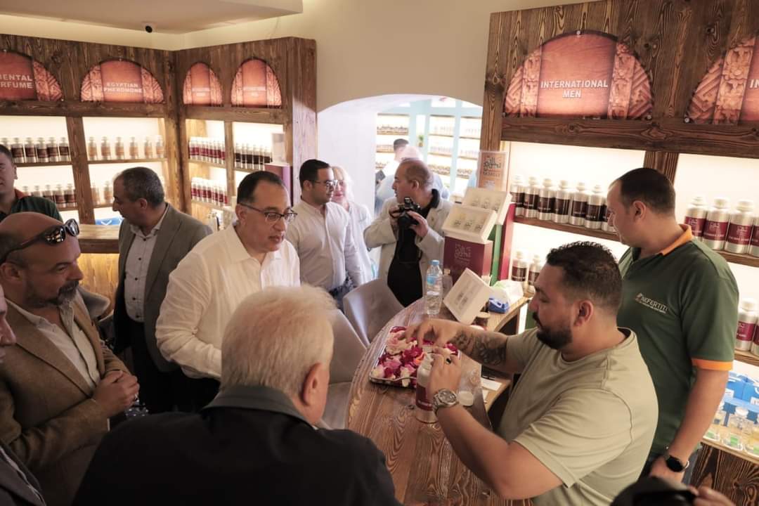 مدبولى يشيد بمنتجات "واحة تجلى" بشرم الشيخ 