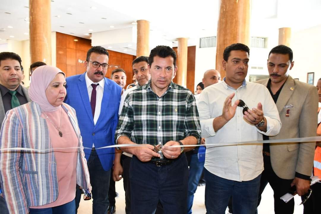 وزير الشباب والرياضة يفتتح معرض الحرف اليدوية بالمدينة الشبابية والرياضية بشرم الشيخ