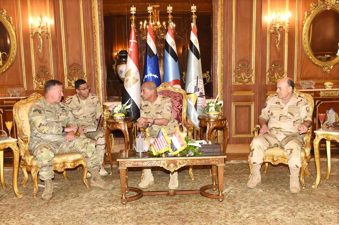 وزير الدفاع يبحث مع قائد الإدارة المركزية الأمريكية التطورات الإقليمية والدولية
