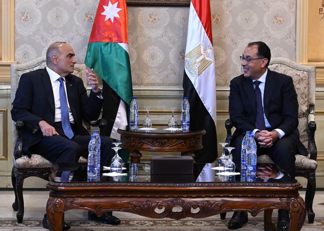 رئيس الوزراء يستقبلُ نظيره الأردنى بمطار القاهرة الدولى 