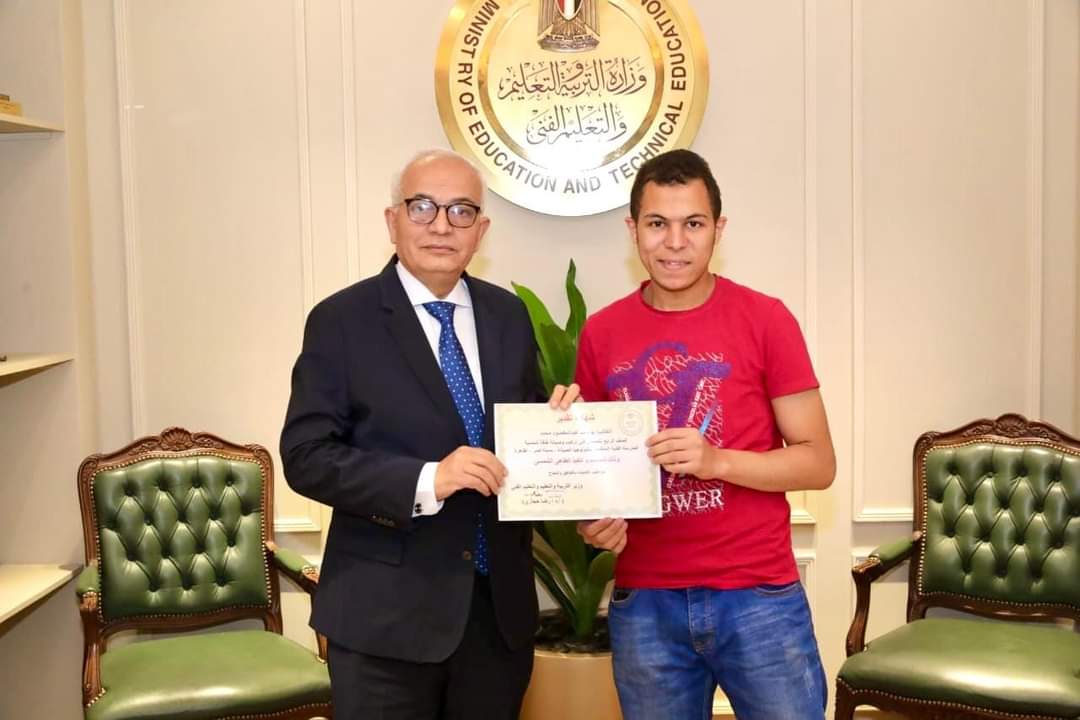 وزير التعليم يكرم الطالب المبتكر يوسف محمد بالصف الرابع الابتدائى