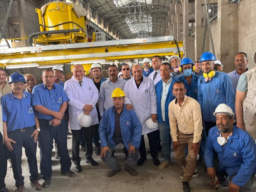 وزير قطاع الأعمال يتابع عمليات التشغيل ومعدلات الأداء بمجمع الألومنيوم بنجع حمادى