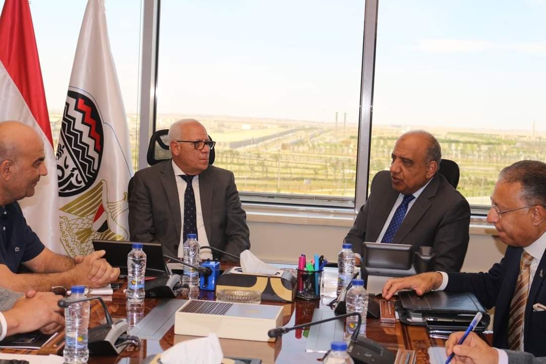 وزير قطاع الأعمال يبحث مع محافظ بورسعيد استثمار الأصول المملوكة للشركات والتوسع فى إنتاج الإطارات