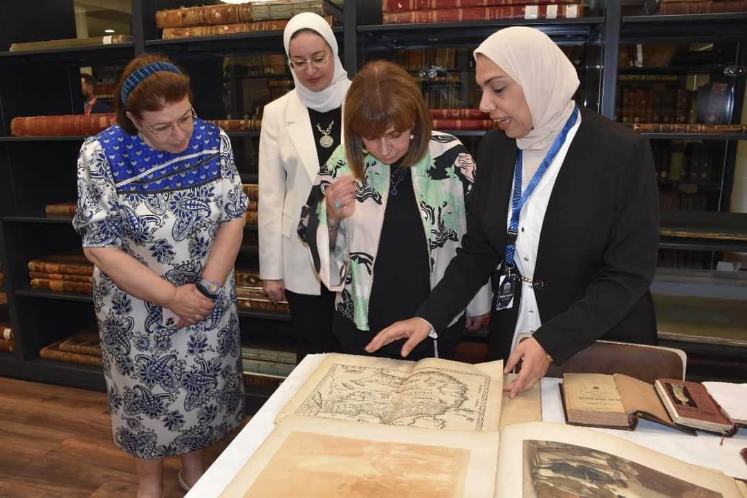 رئيسة جمهورية اليونان تزور المتحف اليونانى الرومانى.. وتبدى اعجابها بعرض المقتنيات - الخبر لايف