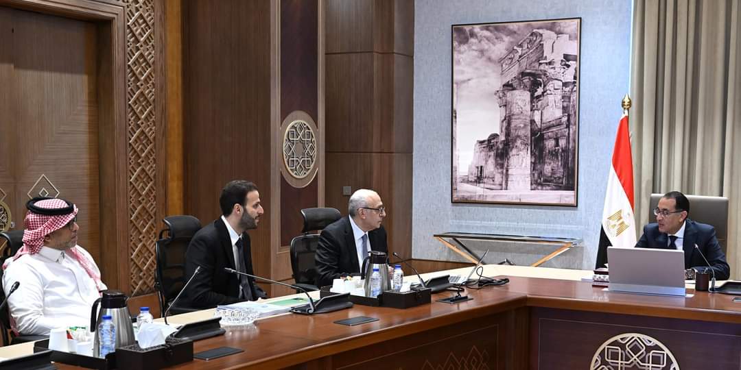 رئيس الوزراء يلتقى مسئولى شركة متخصصة فى الرى تحت السطحى