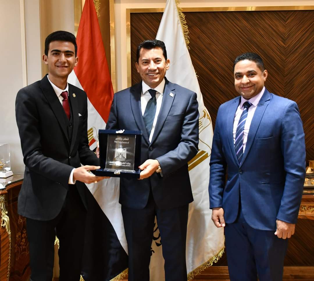 وزير الشباب يكرم عمرو محمد..فاز بالمركز الثانى عالميًا فى مجال الطاقة المتجددة
