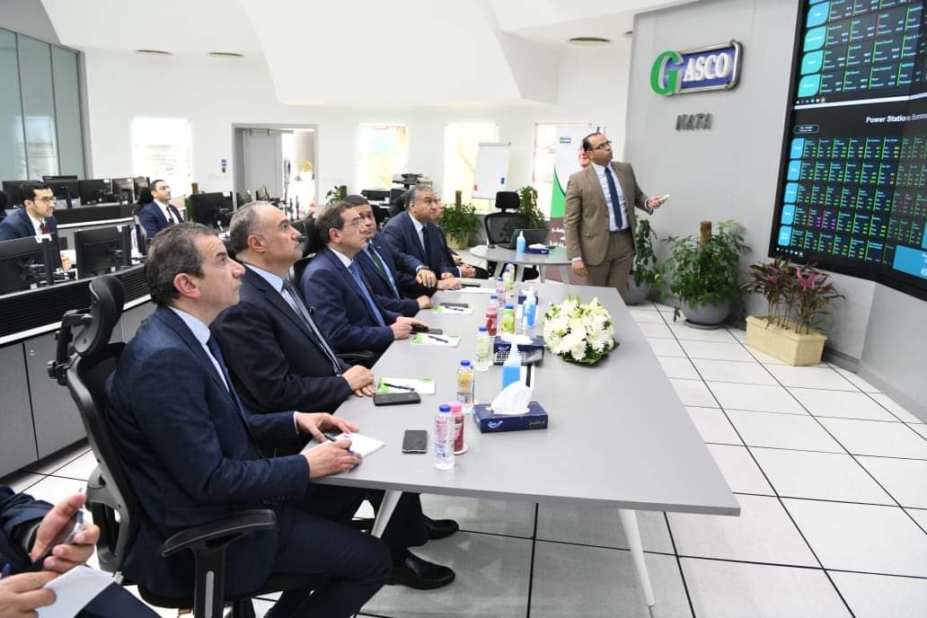 وزير البترول يتابع الموقف التشغيلى للشبكة القومية للغازات الطبيعية