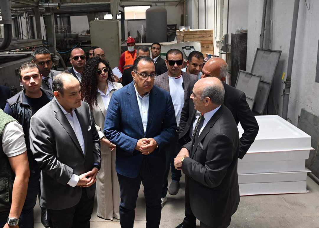 رئيس الوزراء يتفقد مصانع شركة "روبكس العالمية" لتصنيع البلاستيك والاكريليك