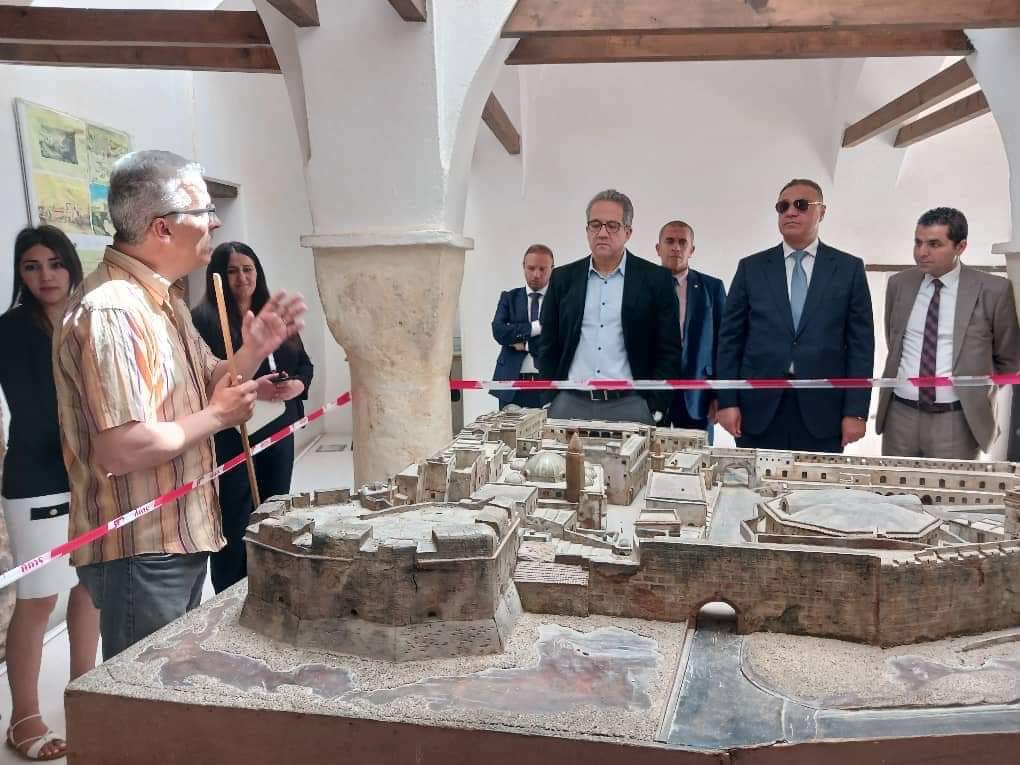 العنانى مرشح مصر لليونسكو يزور الجزائر