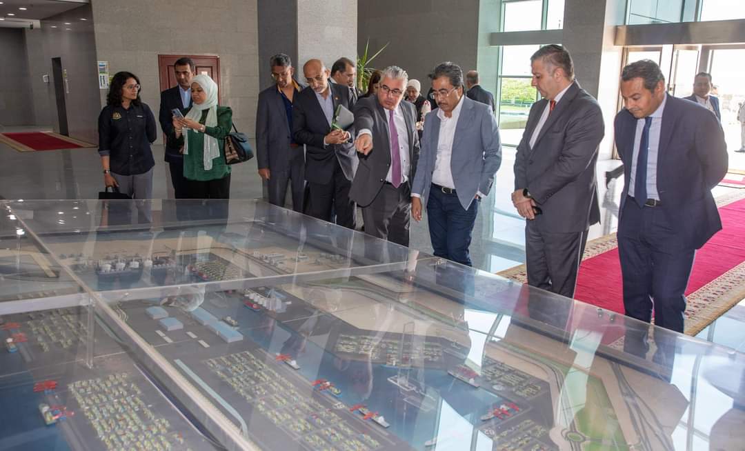 رئيس اقتصادية قناة السويس يبحث مع وزير الزراعة والسلع الماليزى سبل التعاون