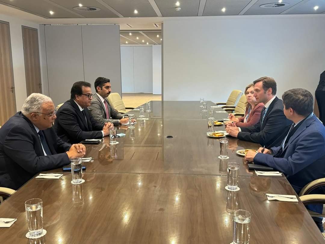 وزير الصحة يبحث مع سكرتير الدولة الروسى تعزيز التعاون فى مجال تصنيع الدواء والمعدات الطبية