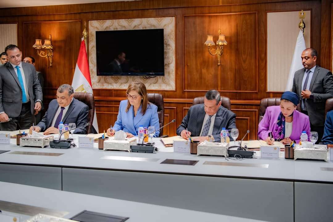 توقيع عقود تنفيذ مصنع تدوير المخلفات الصلبة البلدية بشبرامنت بالجيزة بتكلفة 495 مليون جنيه