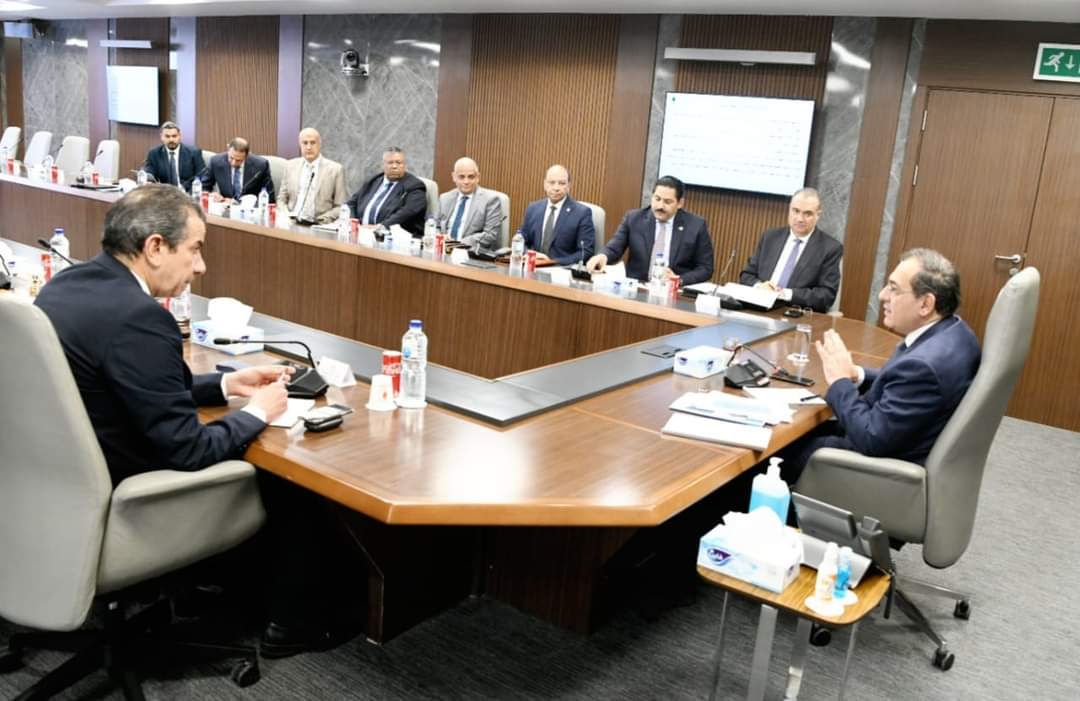 الملا : متابعة مشروعات توصيل الغاز الطبيعي للمنازل ونشاط تحويل السيارات للعمل بالغاز كوقود