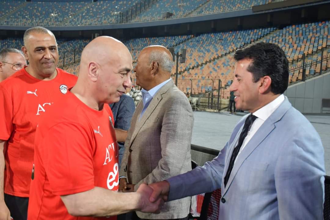 وزير الرياضة يشهد مران المنتخب ويطالب الجماهير بمؤازرة اللاعبين