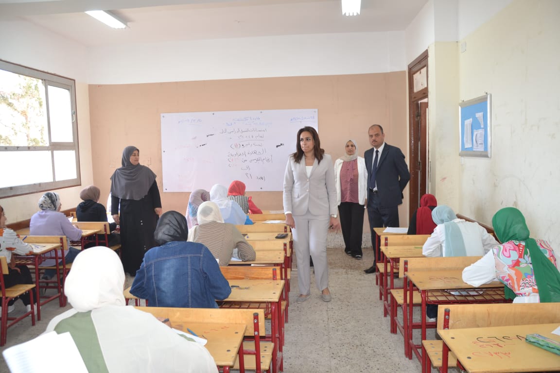نائب محافظ البحيرة تتفقد لجان امتحانات الشهادة الإعدادية بمدارس دمنهور وإيتاي البارود