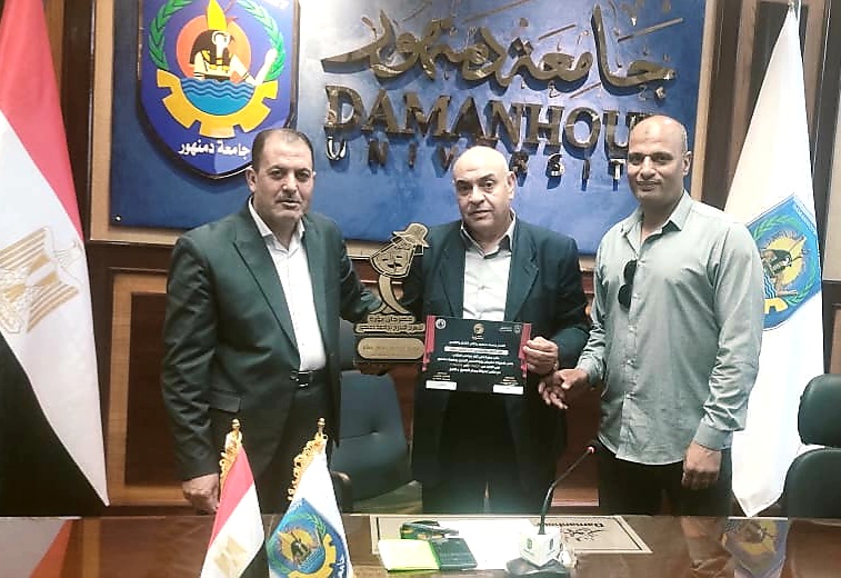 جامعة دمنهور تكرم الدكتور بهلول سالم وكيل كلية التربية لشئون التعليم والطلاب.. صور
