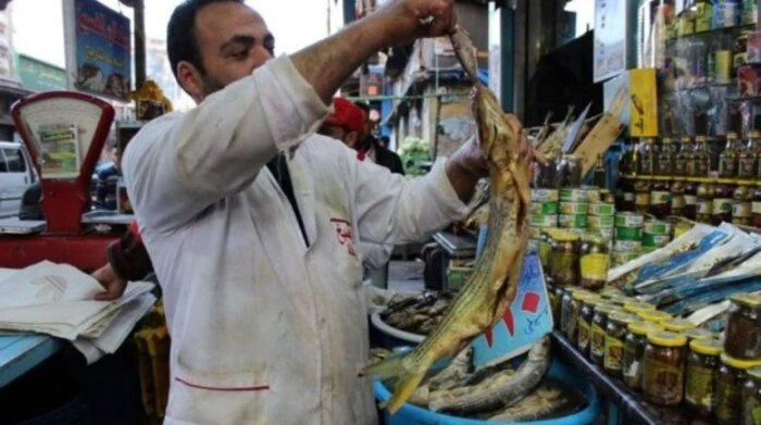 الكيلو بكام.. أسعار الفسيخ والرنجة والملوحة في الأسواق قبل شم النسيم