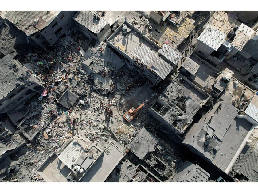 اكتشاف مقبرة جماعية ثالثة في مستشفى الشفاء بغزة .. وانتشال جثامين 49 شهيدا