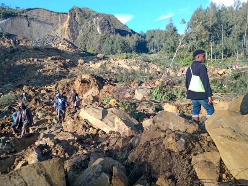مصرع 100 شخص على الأقل .. بسبب انهيار أرضي في بابوا غينيا الجديدة