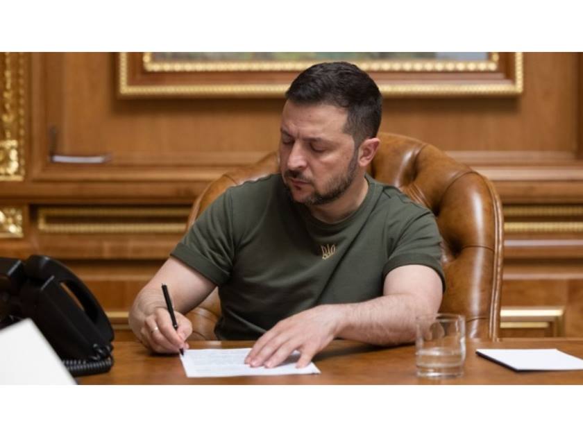 الرئيس الأوكراني يوقع على مشاريع قوانين .. لتمديد التعبئة وحالة الحرب