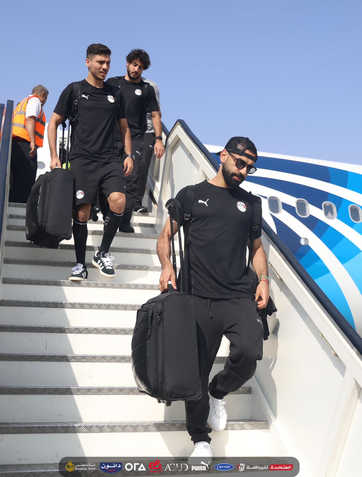 وصول بعثة منتخب مصر مطار القاهرة الدولى بعد التعادل مع غينيا بيساو.. صور