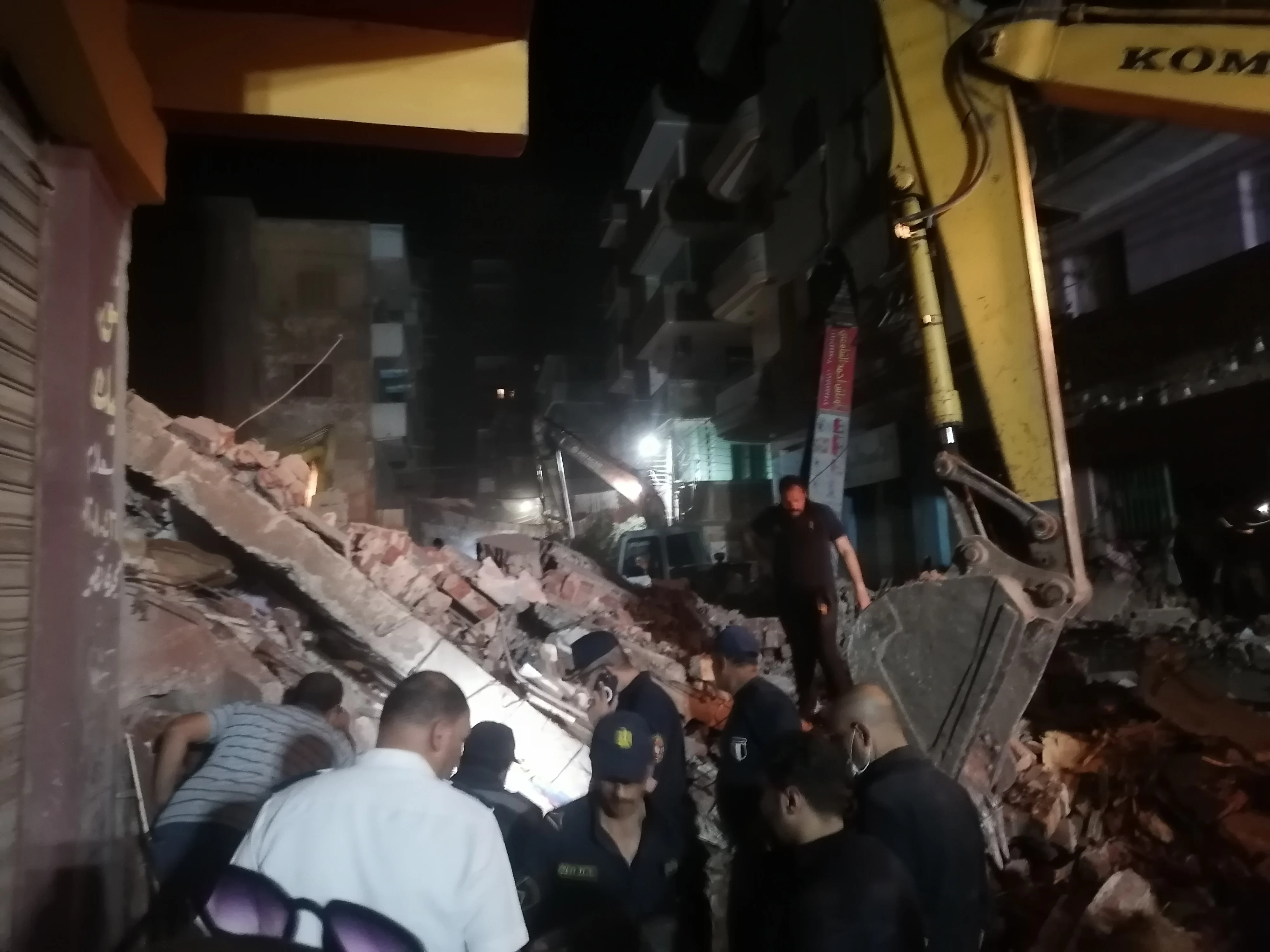 استخراج 4 مواطنين أحياء من أسفل عقار الدقهلية المنهار.. صور