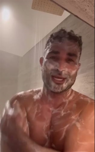 المطرب أحمد سعد يتحدى محمد صلاح نجم ليفربول.. صور