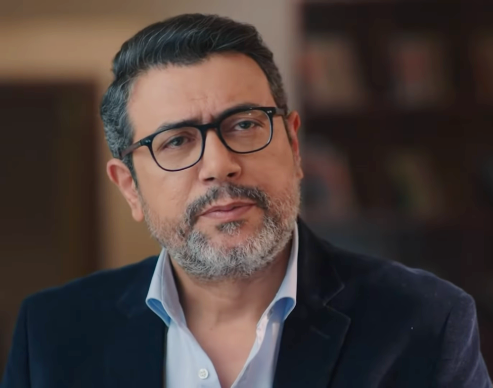 فنان مصري تعليقًا علي تخفيف أحمال الكهرباء: كنت بذاكر علي لمبة جاز