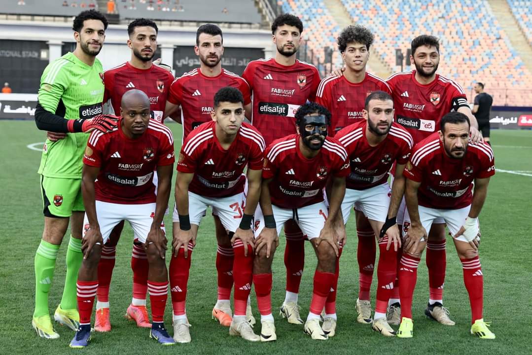 الأهلي يواجه أزمة بالجبهة اليسرى بعد إصابة معلول.. والشباب يترقبون فرصتهم