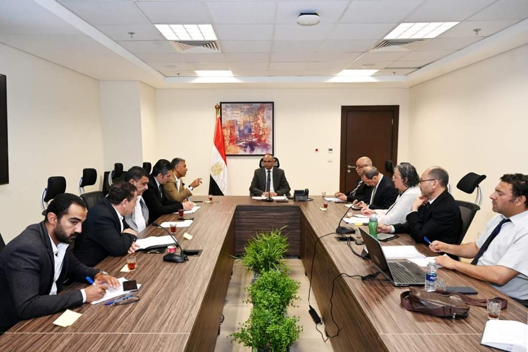 وزير الإسكان يتابع موقف إدارة الحمأة الناتجة من محطات الصرف الصحى.. والاستفادة منها فى توليد الطاقة