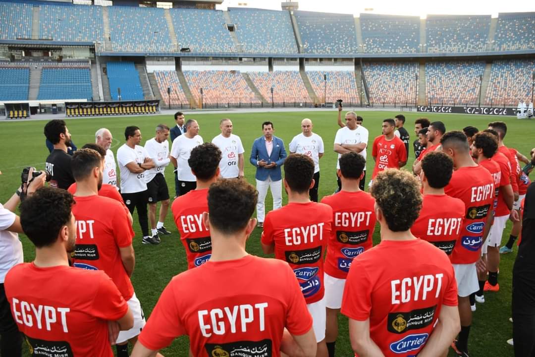 وزير الرياضة يشهد تدريب منتخب مصر استعدادا لمباراة بوركينا فاسو فى تصفيات كأس العالم 