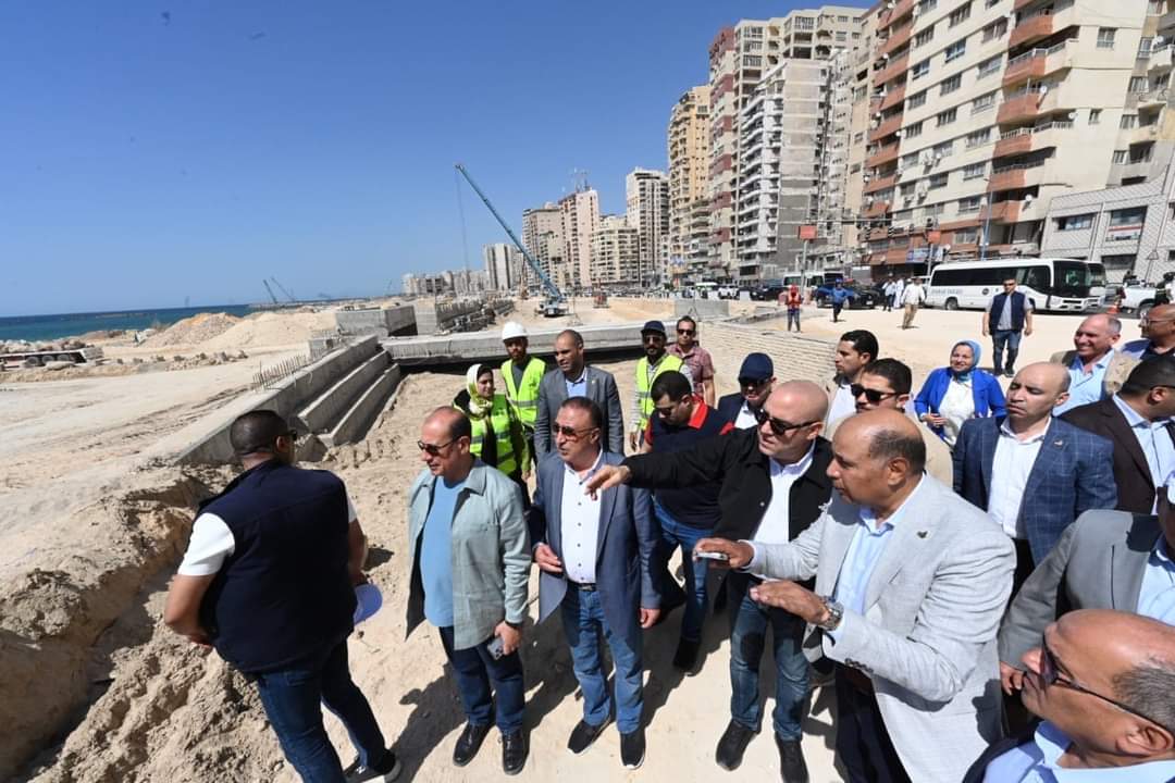 وزير الإسكان ومحافظ الإسكندرية يتفقدان مشروع توسعة كورنيش الإسكندرية من المنتزه إلى فندق المحروسة