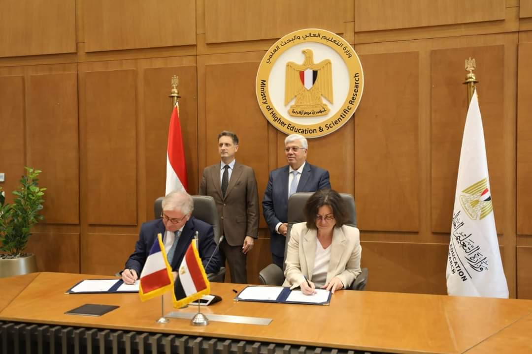 اتفاق تعاون بين الجامعة الفرنسية في مصر وجامعة باريس 1 بانتيون سوربون لإطلاق برامج جديدة في مجال السياحة