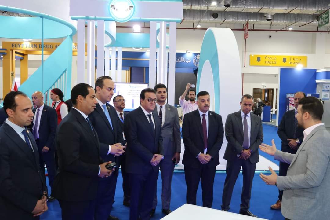 وزير الصحة  يشيد بنجاحات هيئة الرعاية وجهودها في تقديم خدمة بمعايير عالمية لمنتفعي التأمين الصحي الشامل  - الخبر لايف