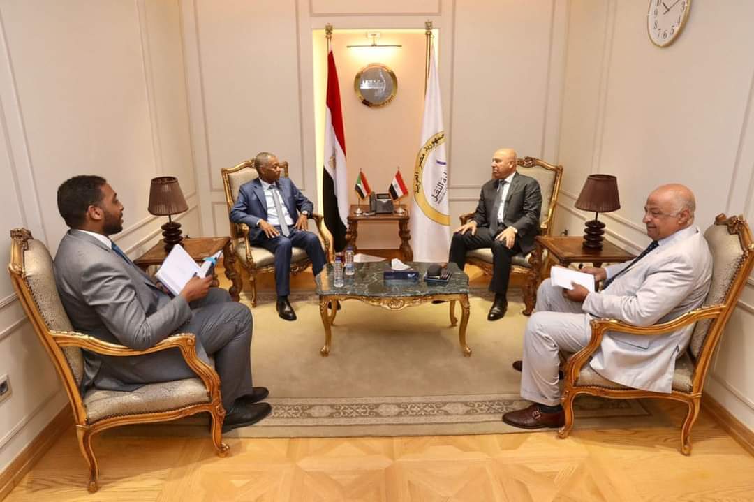 وزير النقل يبحث مع سفير السودان تعزيز العلاقات الثنائية فى مجالات النقل