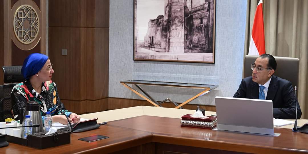 رئيس الوزراء يُتابع مع وزيرة البيئة ملفات العمل