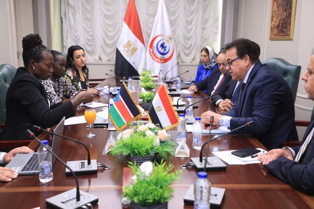 وزير الصحة يبحث مع نظيرته الجنوب سودانية استئناف إيفاد القوافل الطبية المصرية من كافة التخصصات 