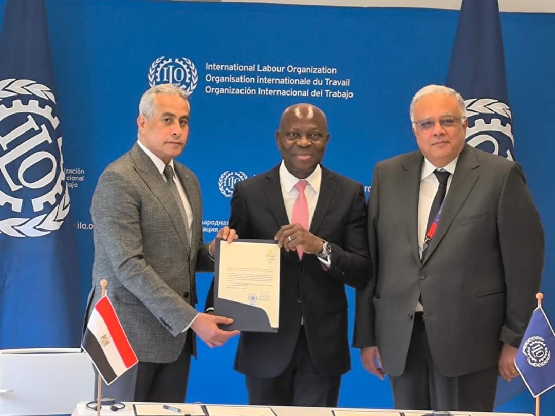 وزيرَ العملِ يتقدمُ إلى منظمةِ العملِ الدوليةِ بأوراقِ تصديقِ مصرَ على اتفاقيةِ العملِ البحريِ