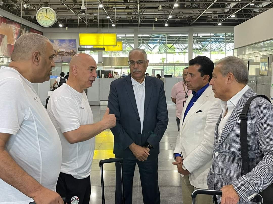 وزير الرياضة يؤازر بعثة منتخب مصر قبيل سفرهم لمواجهة غينيا بيساو فى تصفيات المونديال