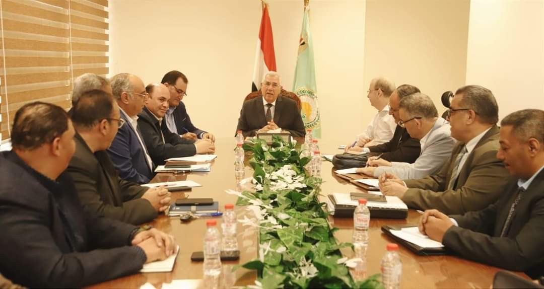 وزير الزراعة يوجه الفريق البحثى لنبات الكسافا باجراء المزيد من التجارب التطبيقية وتحليل صفات الجودة 