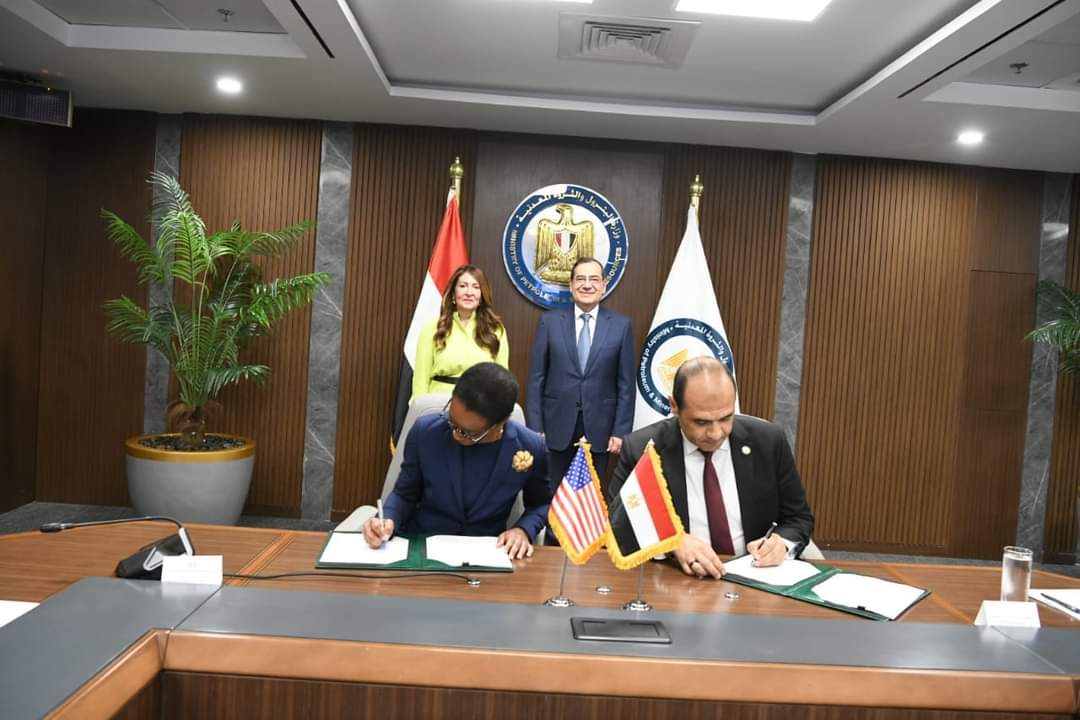 اتفاق منحة دراسة جدوى بين شركة الإسكندرية للبترول والوكالة الأمريكية للتجارة والتنمية