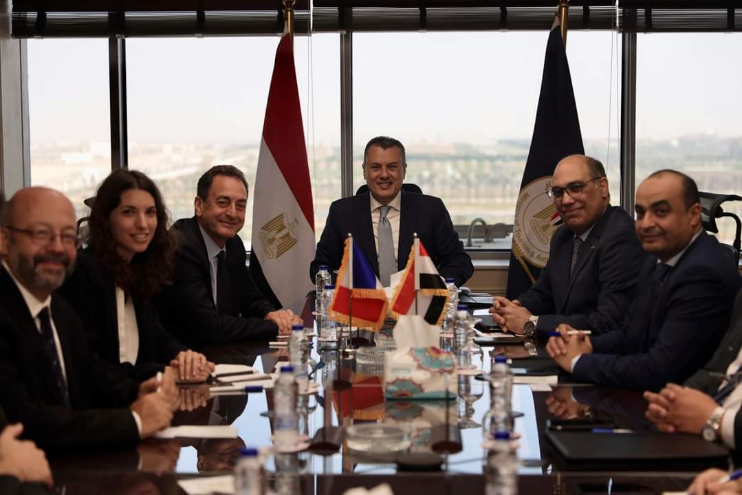 وزير السياحة والآثار يبحث مع سفير فرنسا بالقاهرة تعزيز أوجه التعاون المشترك