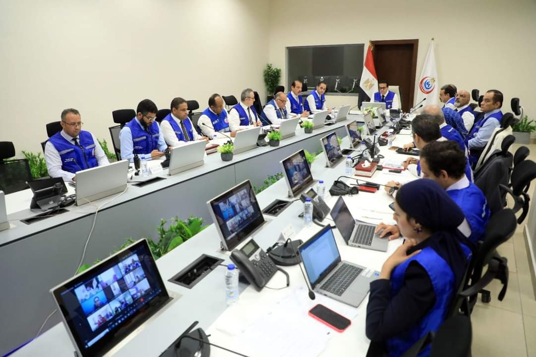 وزير الصحة يترأس غرفة الأزمات والطوارئ المركزية لمتابعة تنفيذ خطة التأمين الطبى خلال العيد