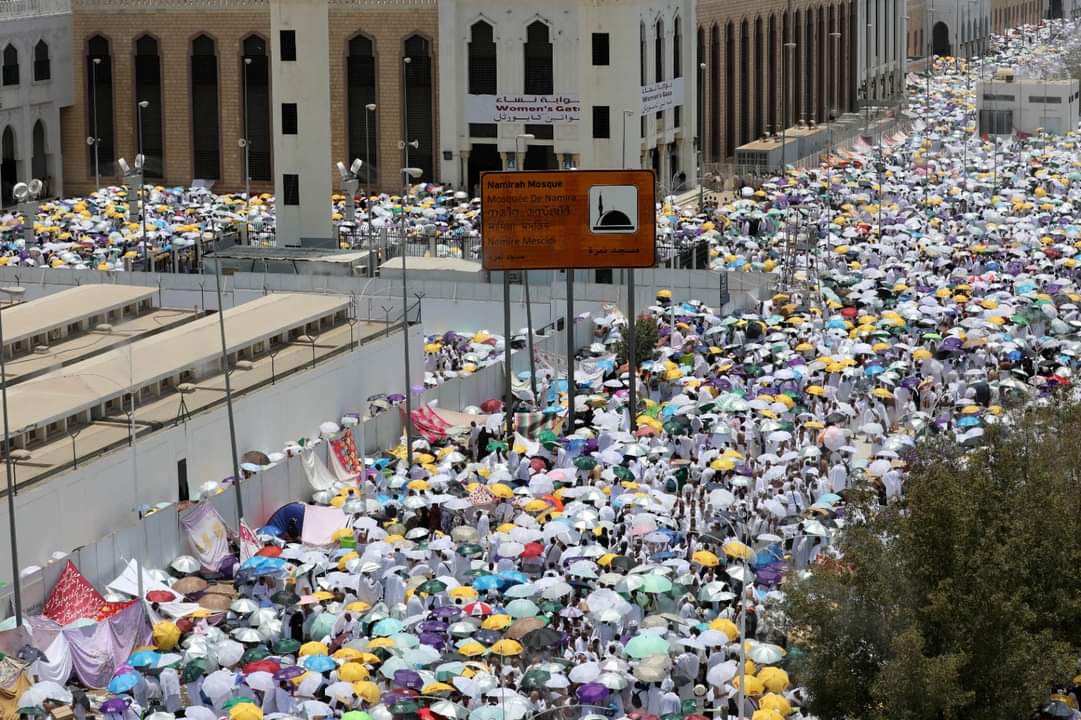 حجاج بيت الله الحرام توافدوا على مسجد نمرة للاستماع إلى خطبة عرفة وأداء صلاتي الظهر والعصر