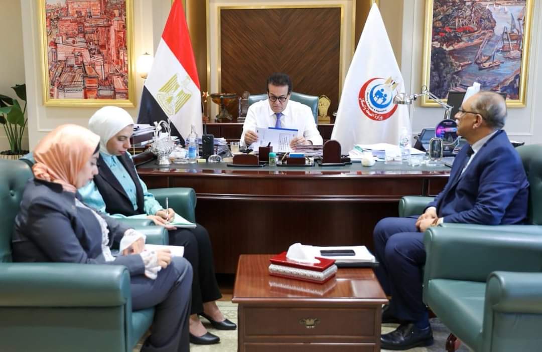 وزير الصحة يستعرض الاستراتيجية الوطنية للسكان والتنمية
