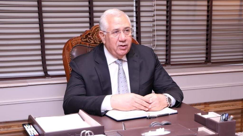 وزير الزراعة يتابع تجربة زراعة الجوجوبا غرب المنيا