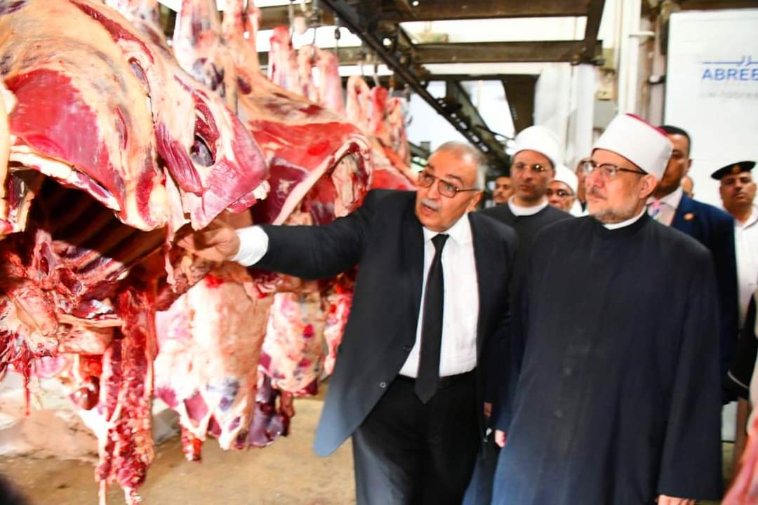 وزير الأوقاف يشهد انطلاق توزيع الدفعة الأولى من لحوم الأضاحى