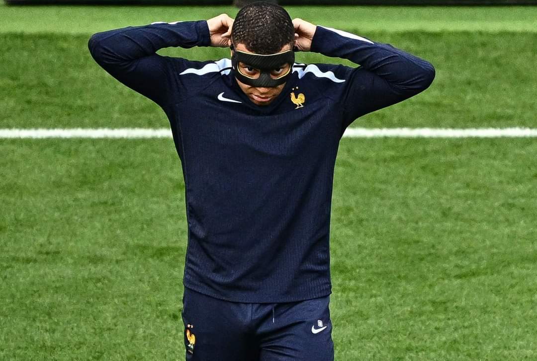مبابى.. بالقناع فى مباراة فرنسا وهولندا
